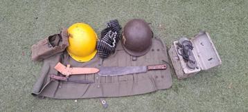 Militairia, helmen,hulzen,telefoon,kapmes,machete,bajonet beschikbaar voor biedingen