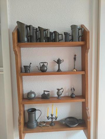 Houten rek met tin objecten beschikbaar voor biedingen