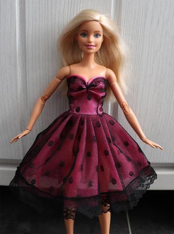 Barbie kleding nieuw - Korte roze jurk met zwart kant beschikbaar voor biedingen