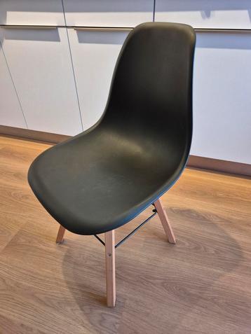 Zwarte Stoel met Houten Poten beschikbaar voor biedingen