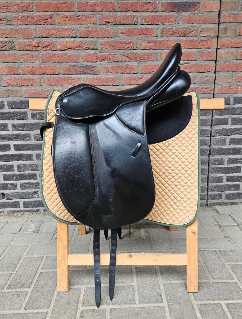 Kavalkade dressuurzadel van leer 18 inch inclusief sprenger, Dieren en Toebehoren, Paarden en Pony's | Hoofdstellen en Tuigage