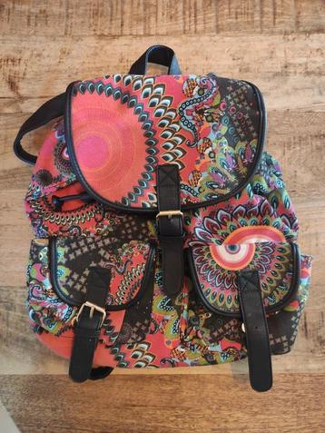 Vrolijke, nette rugtas beschikbaar voor biedingen