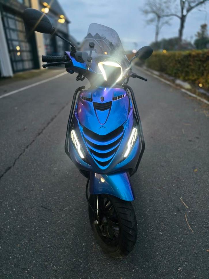 Piaggio Zip 2022 Cameleon Purple Full LED, Fietsen en Brommers, Snorfietsen en Snorscooters, Zo goed als nieuw, Piaggio, Benzine