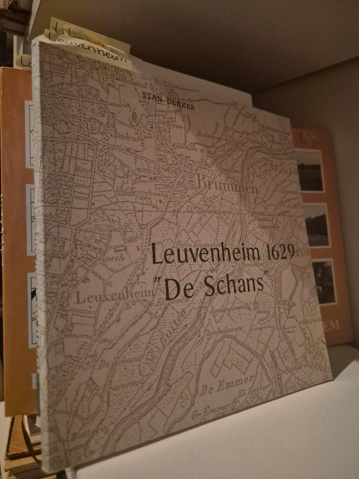 Leuvenheim 1629 - Stan Dekker - De Schans, Boeken, Streekboeken en Streekromans, Gelezen, Gelderland, Ophalen of Verzenden