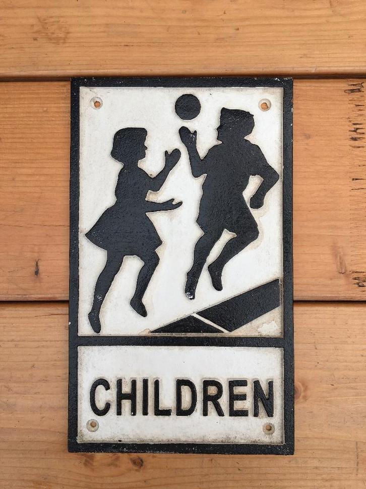Gietijzeren bord met spelende kinderen, pas op kinderen, Antiek en Kunst, Curiosa en Brocante, Ophalen of Verzenden