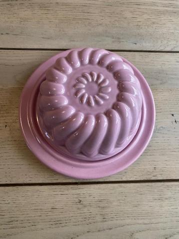 Te Koop: roze puddingvorm met schotel beschikbaar voor biedingen
