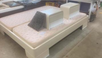 Bed met 2 matras beschikbaar voor biedingen