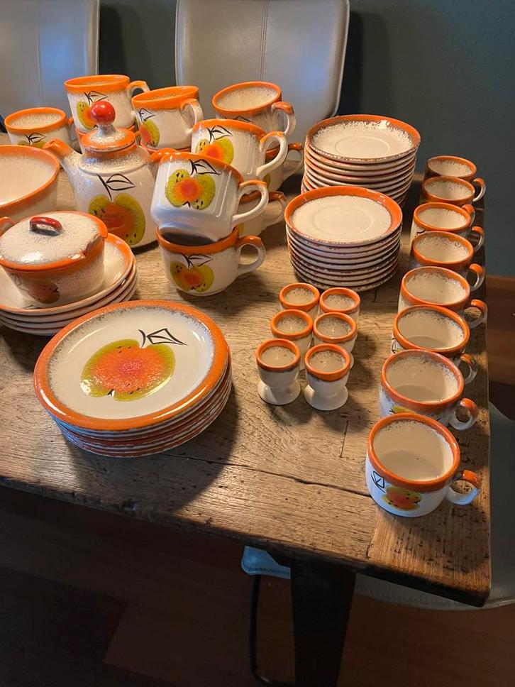 Eva servies uit de 60er jaren. Gebroken wit met appels ., Huis en Inrichting, Keuken | Servies, Zo goed als nieuw, Bord(en), Overige stijlen