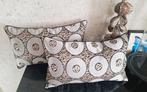 Set van 2 nieuwe taupe kleurige halve kussens hotel chique, Huis en Inrichting, Woonaccessoires | Kussens, Vierkant, Nieuw, Ophalen of Verzenden