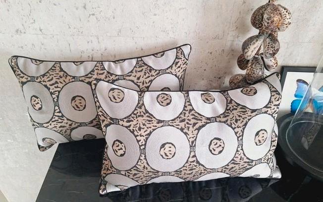 Set van 2 nieuwe taupe kleurige halve kussens hotel chique, Huis en Inrichting, Woonaccessoires | Kussens, Nieuw, Vierkant, Ophalen of Verzenden