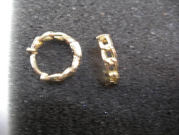 Een paar mooie Kleine Goud Vergulde Creool Oorbellen beschikbaar voor biedingen
