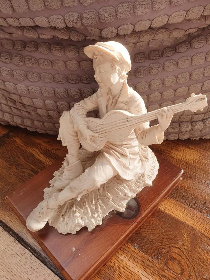 Italiaans beeld van jongen/zwerver beeld, Verzamelen, Beelden en Beeldjes, Gebruikt, Mens, Ophalen of Verzenden