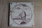 Antieke tegel met zeilboot paarstint 13 x 13 cm, Ophalen of Verzenden
