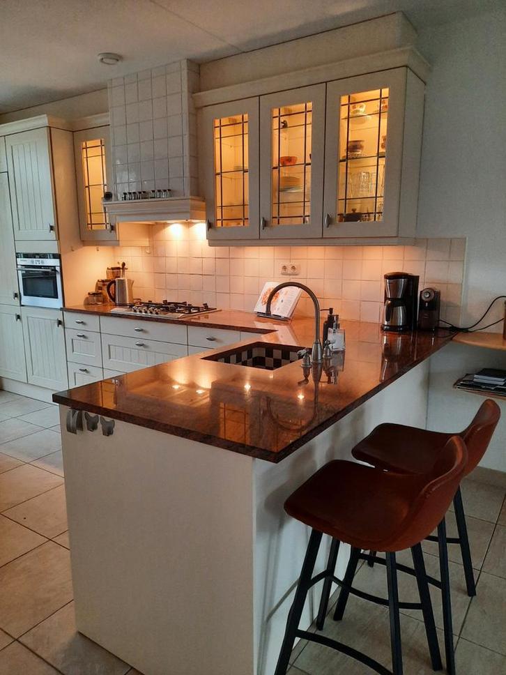 Gebruikte schiereiland keuken met apparatuur en barkrukken, Huis en Inrichting, Keuken | Complete keukens, Gebruikt, Overige typen