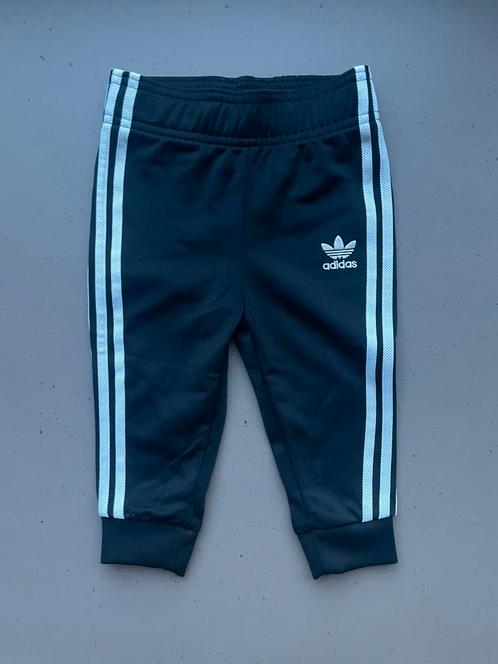 Adidas baby trainingsbroek - maat 74/80, Kinderen en Baby's, Babykleding | Maat 74, Gebruikt, Jongetje, Broekje, Ophalen of Verzenden