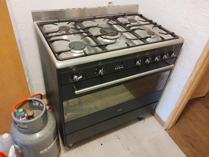 Smeg gasfornuis + oven 90cm breed, Witgoed en Apparatuur, Fornuizen, Gebruikt, Vrijstaand, Gas, 5 kookzones of meer, 90 tot 95 cm