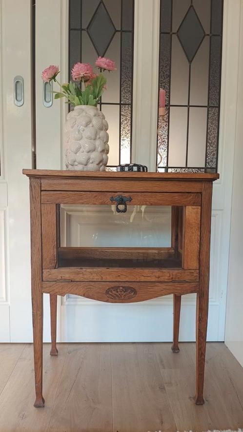 Mooi vintage theekastje met in het houtsnijwerk een bloem, Huis en Inrichting, Kasten | Vitrinekasten, Zo goed als nieuw, Minder dan 100 cm
