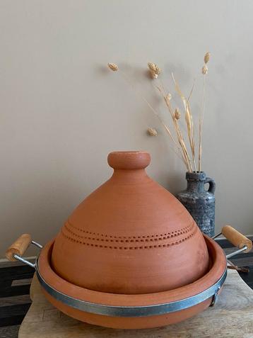 Tajine met handvaten Marokkaans aardewerk beschikbaar voor biedingen