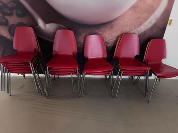 Rode stapelstoelen, 20 stuks, showroommodel beschikbaar voor biedingen