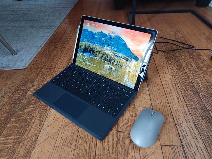 Surface Pro 5 met Doos en accessoires, Computers en Software, Windows Laptops, Gebruikt, 13 inch, 2 tot 3 Ghz, 8 GB, Qwerty, Met touchscreen