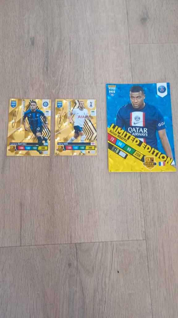 2 Gouden Voetbalplaatjes met Handtekening en 1 grote kaart, Verzamelen, Sportartikelen en Voetbal, Zo goed als nieuw, Spelerskaart