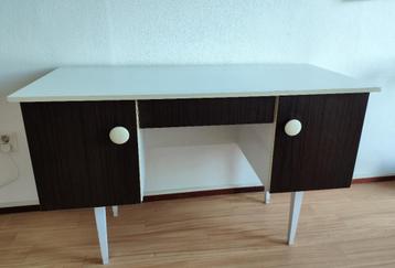 Vintage bureau beschikbaar voor biedingen