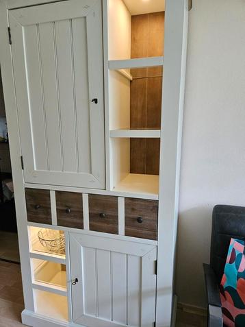 Zeer mooie Henders en Hazel kast met verlichting beschikbaar voor biedingen