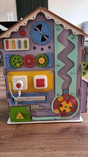 Montessori Busy Huis - Busy Board - Activiteitenbord beschikbaar voor biedingen