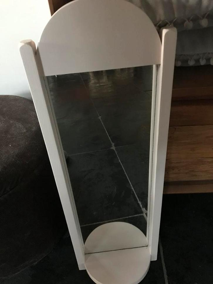 Stevige houten spiegel met plankje zachtroze, mat, Huis en Inrichting, Woonaccessoires | Spiegels, Gebruikt, Minder dan 50 cm