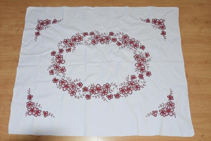 Schitterend geborduurd tafelkleed met bordeaux bloemen, Huis en Inrichting, Tafelkleden, Rechthoek, Ophalen of Verzenden