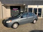 Hyundai Accent 1.4i Dynamic / SEDAN / APK JULI 2026 / NWE MO, Voorwielaandrijving, Gebruikt, 4 cilinders, Metallic lak