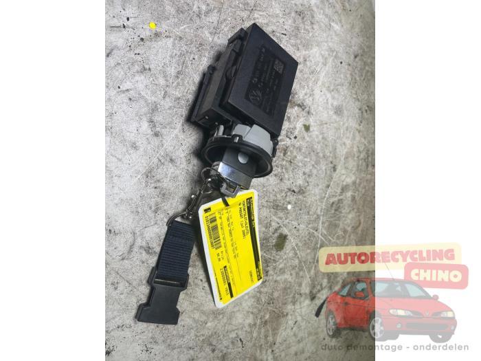 Kontaktslot + Sleutel van een Volkswagen Passat, Ophalen, Gebruikt, -, Volkswagen