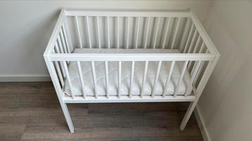 Wieg ledikant 40x80cm wit inclusief matras beschikbaar voor biedingen