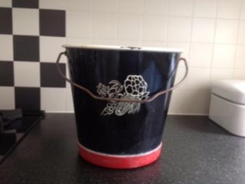 Emaille zwarte emmer en schaaltjes beschikbaar voor biedingen