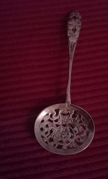 Zilveren strooilepel bloemenmotief beschikbaar voor biedingen