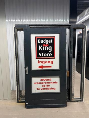 Zwaar deurkozijn met deur en hang en sluitwerk beschikbaar voor biedingen