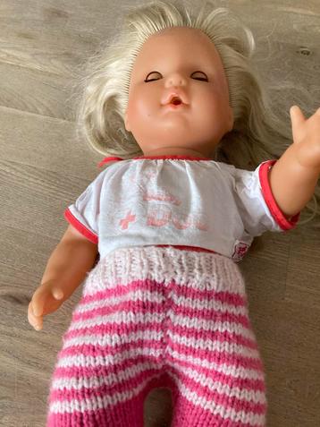 Leuke Babypop met Kleertjes babydoc beschikbaar voor biedingen