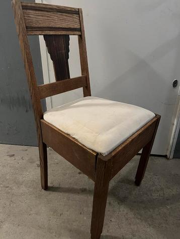 4 Houten Eetkamerstoelen beschikbaar voor biedingen