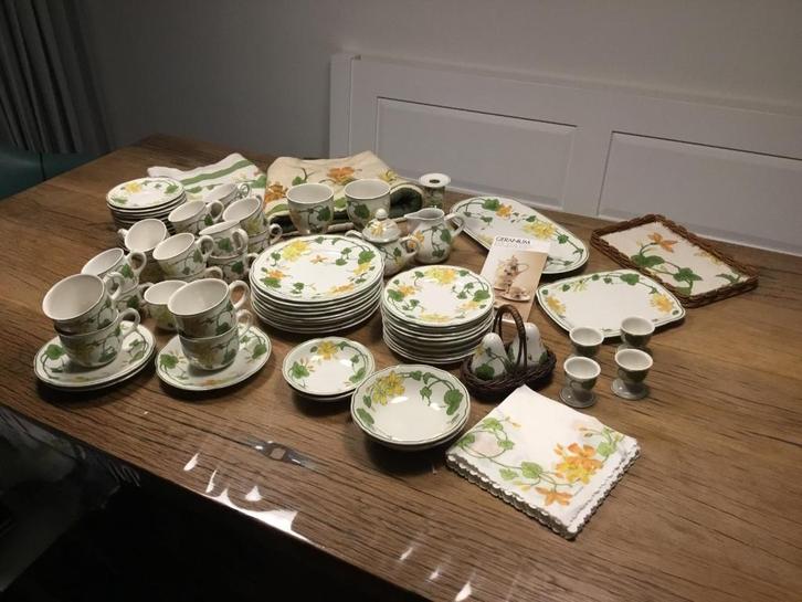 Villeroy en Boch servies geranium, Huis en Inrichting, Keuken | Servies, Zo goed als nieuw, Bord(en), Overige stijlen, Porselein