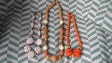 3 stuks kleurrijke retro kettingen, merk Bijoux Suisse beschikbaar voor biedingen