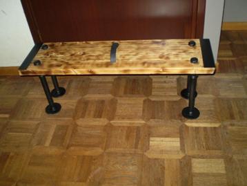Industriële look plank met ijzeren poten.    Lengte 90 cm beschikbaar voor biedingen