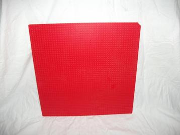 LEGO baseplate 4186 rood 48 bij 48 nopjes (mist hoekje)	 beschikbaar voor biedingen