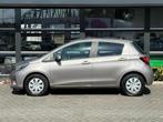 Toyota Yaris 1.0 VVT-i Aspiration Airco Camera NAP APK !, Voorwielaandrijving, Stof, Gebruikt, Bruin
