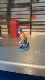 Schaatsende jongen voor in het kerstdorp (Z261-157), Ophalen of Verzenden, Zo goed als nieuw