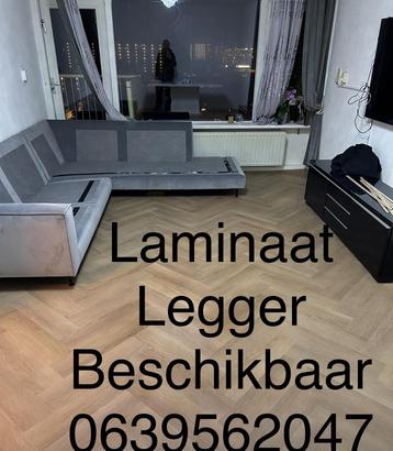 Laminaat legger en trap renovatie.