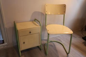 Vintage stoel en nachtkastje beschikbaar voor biedingen