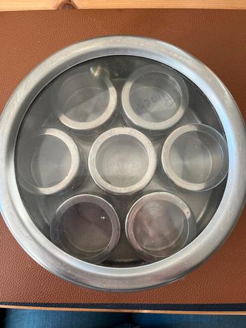 Kruidenrek met 7 potjes Masala Dabba beschikbaar voor biedingen