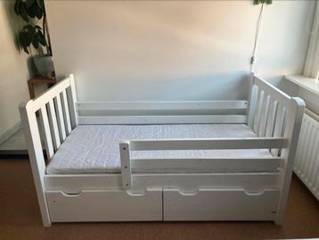 Zeer stevig peuterbed met opberg lades en matras beschikbaar voor biedingen