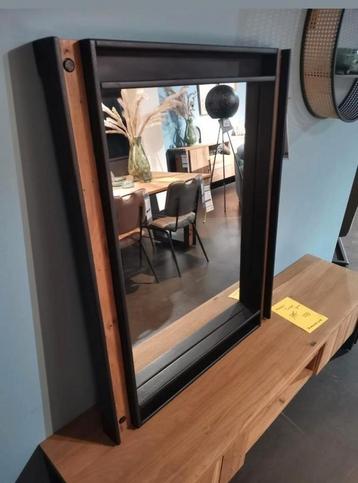 Industriële Spiegel met Houten Accenten beschikbaar voor biedingen