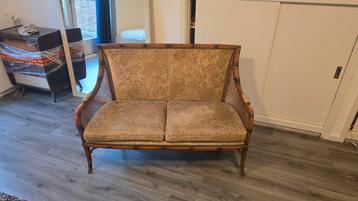 Vintage 2-zits bank, rieten details, sierlijk houten frame. beschikbaar voor biedingen